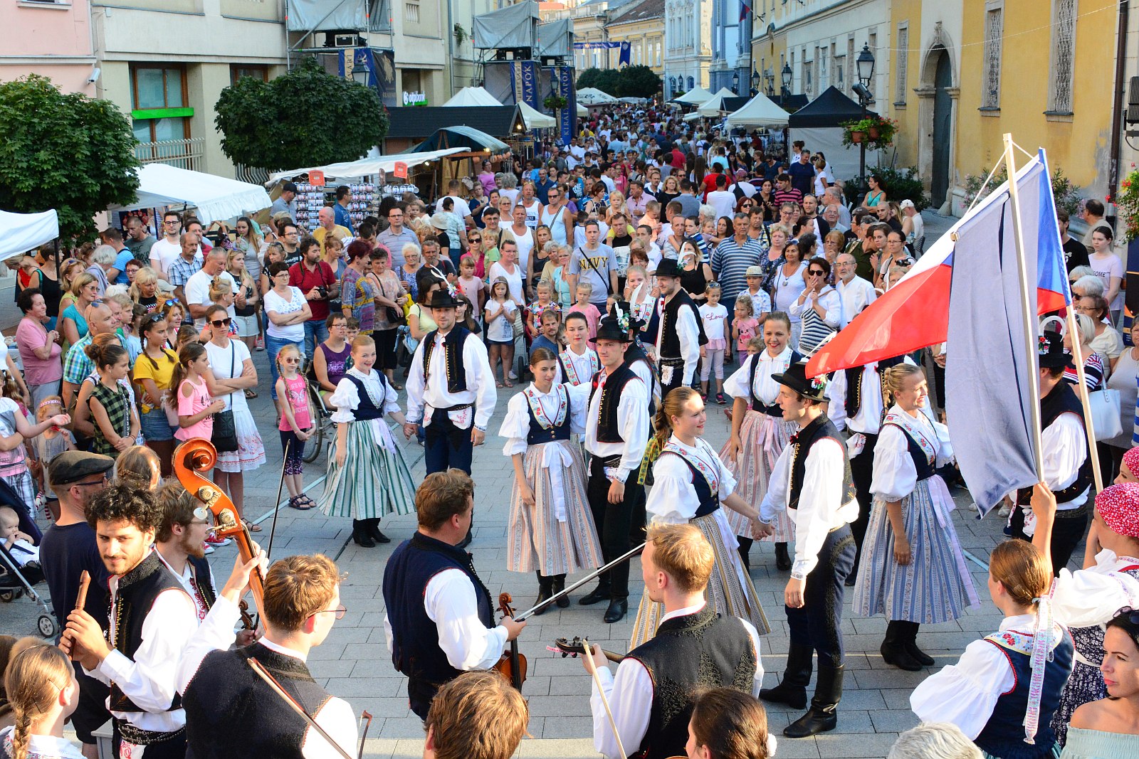 Este parádés felvonulással zár a néptáncfesztivál - programok szerdán